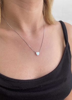 Strieborný náhrdelník so syntetickým opálom biele srdce 12048.1
